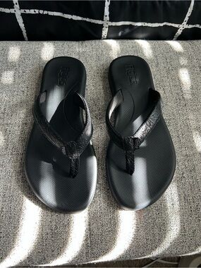 Flojos Black Floral-Textured Thong Sandals